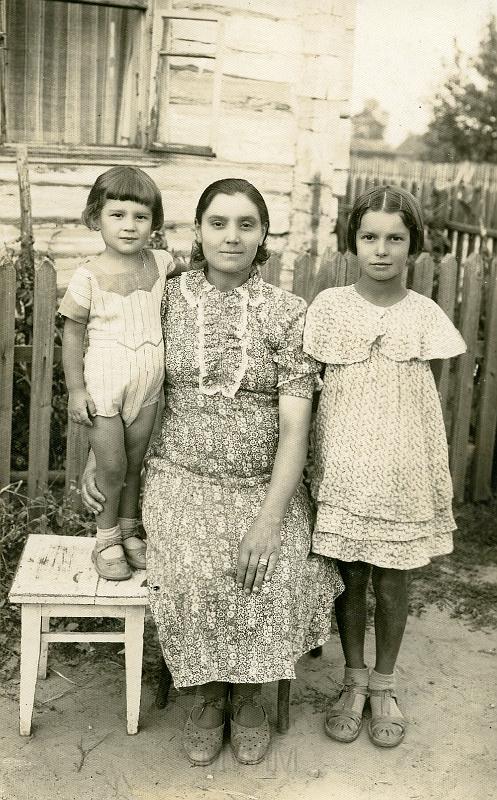 KKE 2096.jpg - Fot. Portret. Od lewej: Józefa Żakiewicz (z domu Mieńciuk) z synem Erykiem Żakiewicz i córką Łucją Żakiewicz, Krzywicze, druga poł. VIII 1939 r